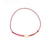 Brățară aur 14K cu șnur roșu și disc cu fluture decupat - vedere frontală