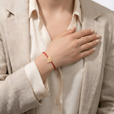 Detaliu pandantiv iepuraș aur 14K cu inimă decupată pe șnur roșu textil
