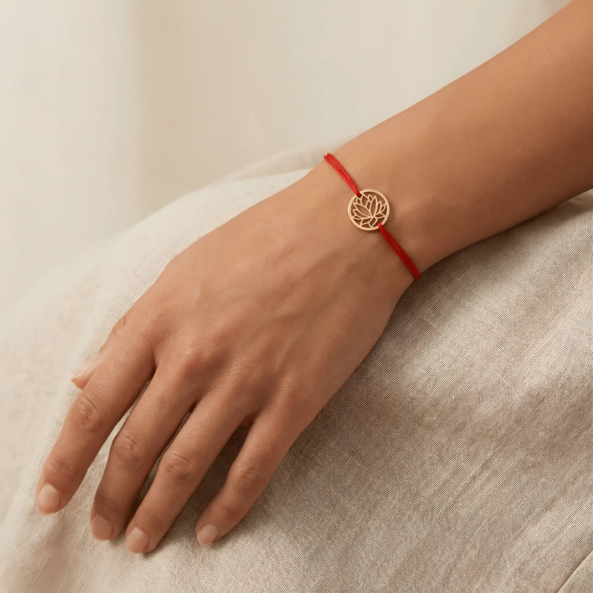 Brățară aur 14K bănuț lotus detaliu styling cu petale decupate