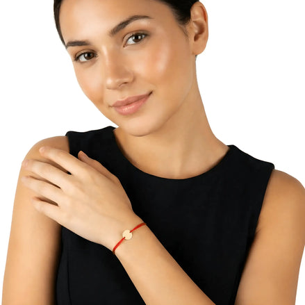 Brățară aur 14K șnur reglabil cu bănuț minimalist - detaliu pandantiv