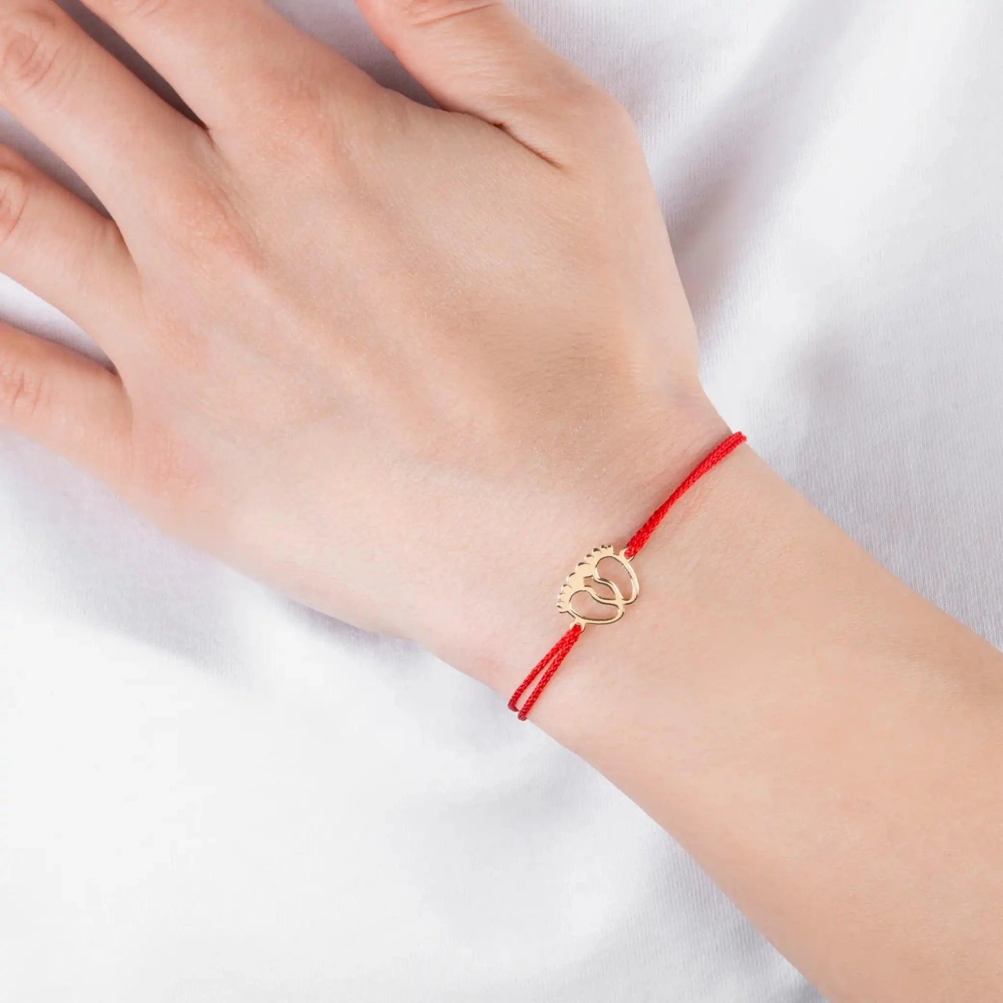 Brățară Aur 14K cu Șnur și Pandantiv Bebeluș – Cadou Botez