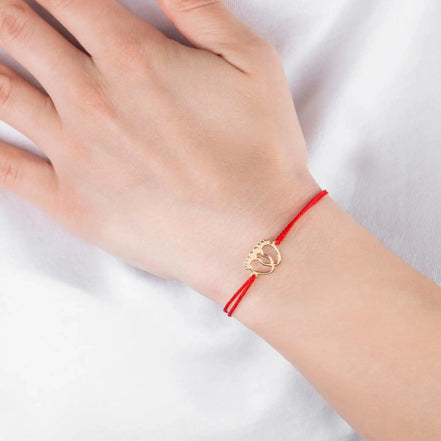 Brățară Aur 14K cu Șnur și Pandantiv Bebeluș – Cadou Botez