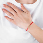 Brățară Aur 14K cu Șnur și Pandantiv Bebeluș – Cadou Botez