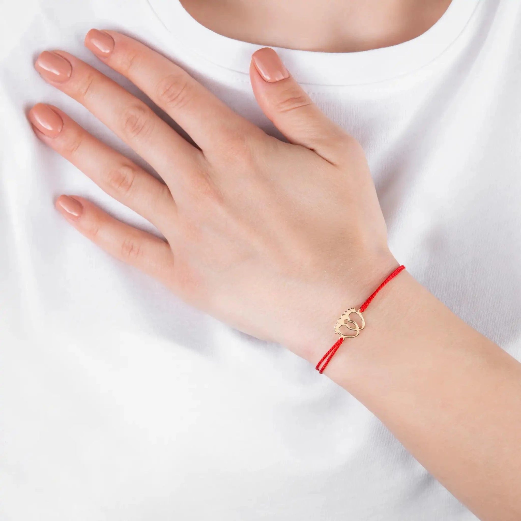 Brățară Aur 14K cu Șnur și Pandantiv Bebeluș – Cadou Botez