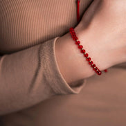 Brățară Aur 14K cu Șnur, 10 Bile Aur și Cristale Roșii – Bijuterie Reglabilă Talisman