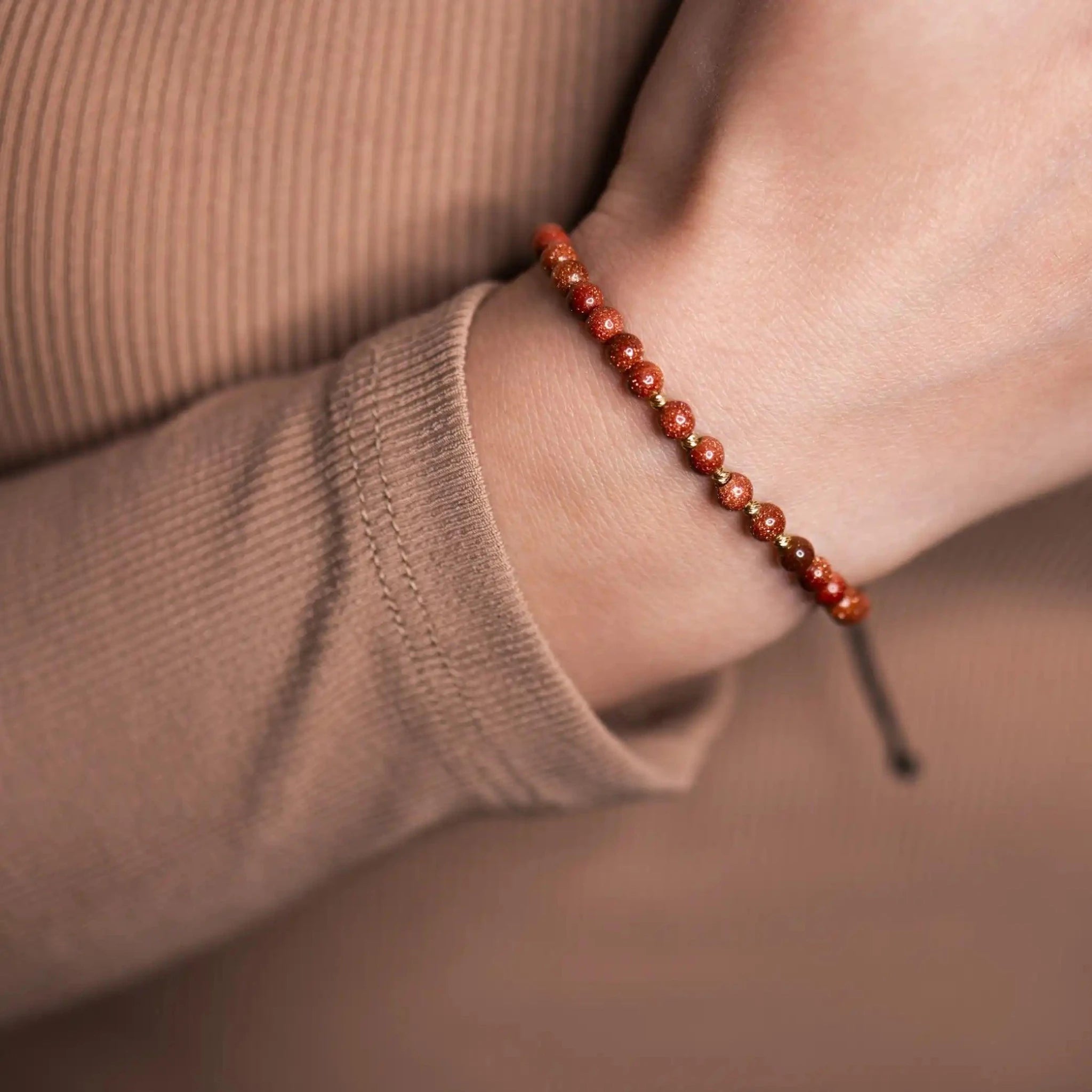 Brățară Aur 14K cu Șnur, 5 Bile Aur și Cristale – Bijuterie Reglabilă Talisman