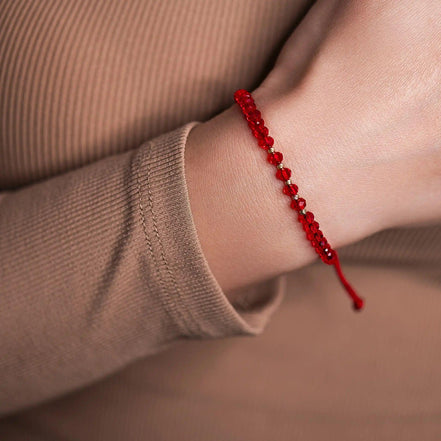 Brățară Aur 14K cu Șnur, 5 Bile Aur și Cristale Roșii – Talisman Norocos Reglabil