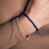 Brățară aur 14K design eternity — detaliu bile aur 14K și cristale albastre fațetate cu noduri culisante