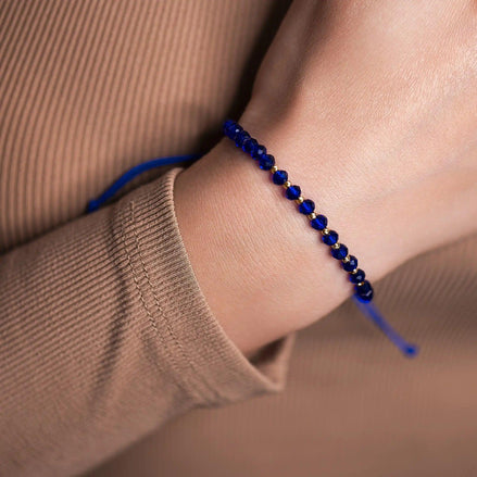 Brățară aur 14K design eternity — detaliu bile aur 14K și cristale albastre fațetate cu noduri culisante