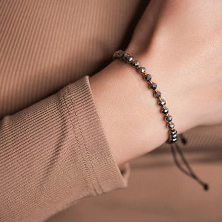 Brățară aur 14K design eternity — detaliu 10 bile aur și cristale argintii fațetate cu noduri culisante