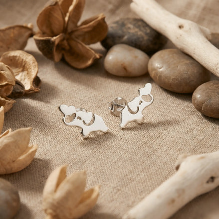 Cercei stud argint 925 rodiat elefant cu trompa ridicată 9x11mm — vedere frontală pe fundal natural