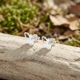 Cercei stud argint 925 rodiat fluture stilizat 8x7mm cu aripi outline sus și pline jos — vedere frontală