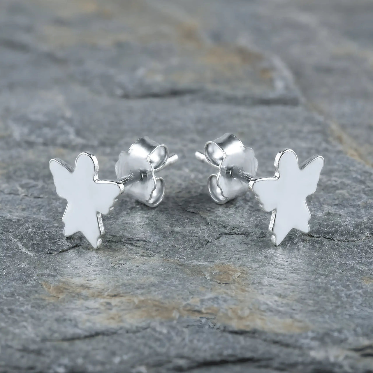 Cercei stud argint 925 rodiat îngeraș stilizat 9x8mm cu rochiță triunghiulară și aripi laterale — vedere frontală pe piatră