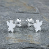 Cercei stud argint 925 rodiat îngeraș stilizat 9x8mm cu rochiță triunghiulară și aripi laterale — vedere frontală pe piatră