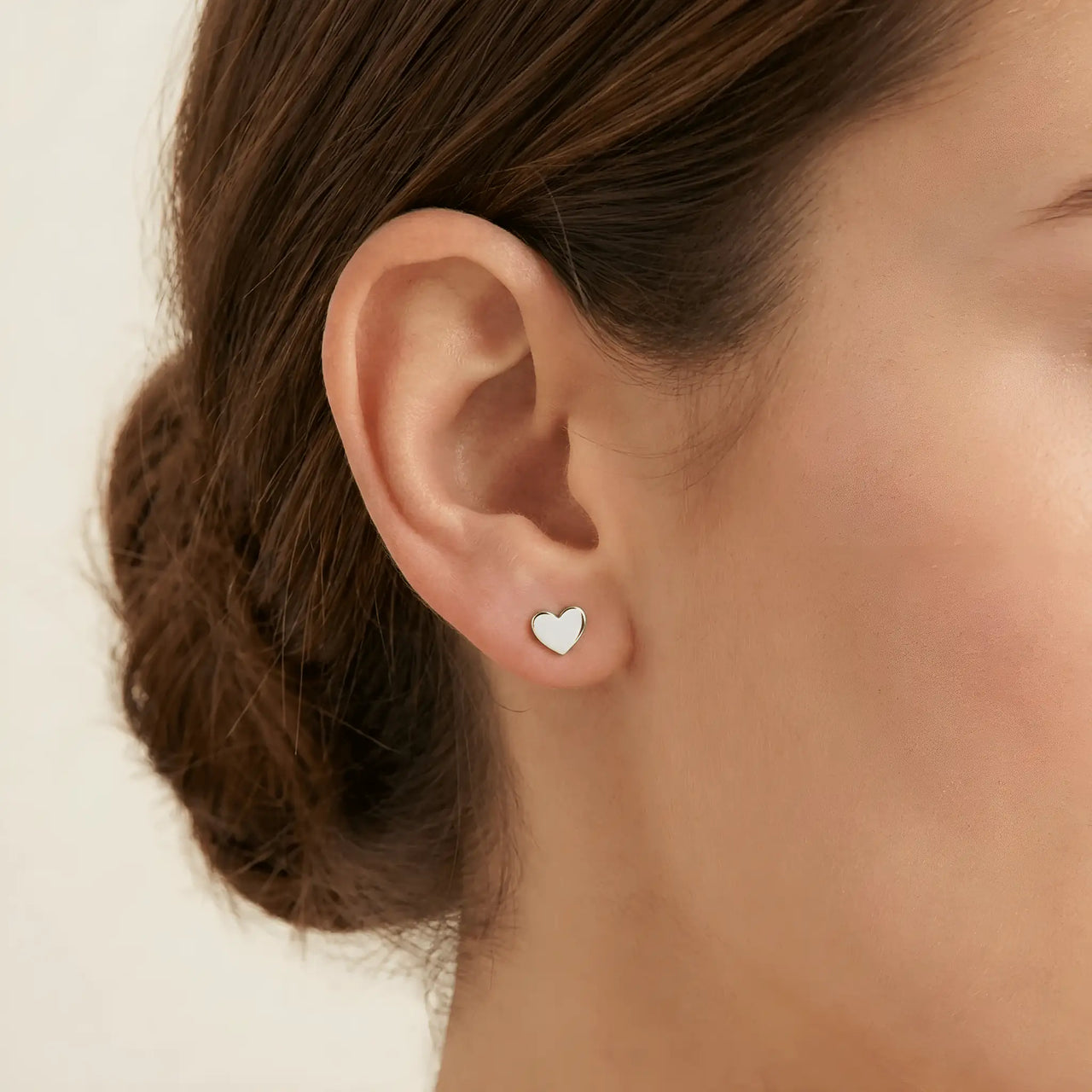 Damă purtând cercei argint 925 rodiat stud inimă plină 9x8mm, finisaj oglindă