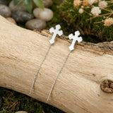 Cercei threader argint 925 rodiat cu cruce stilizată treflă 11x8mm și lanț fin 6cm — vedere frontală pe lemn
