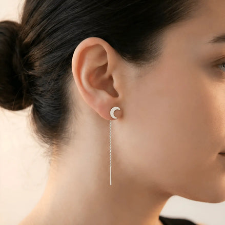 Cercei argint 925 rodiat threader semilună 7mm — design lifestyle damă, luna fixă la marginea lobului, lanțul cu tija atârnă liber în spatele urechii, ținută seara