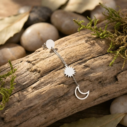 Cercei argint 925 rodiat asimetrici Lună și Soare 6cm — vedere produs cu soare 11mm și semilună 13x9.5mm pe lemn natural
