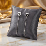 Cercei argint 925 rodiat threader cu dublu pătrat outline 9,3mm — pereche pe pernă satin gri-grafit cu drape satin auriu pe fundal, pătrat mare sus și pătrat mic atașat în jos cu interior gol, lanț 6cm cu tijă-bară, finisaj oglindă alb-platinat