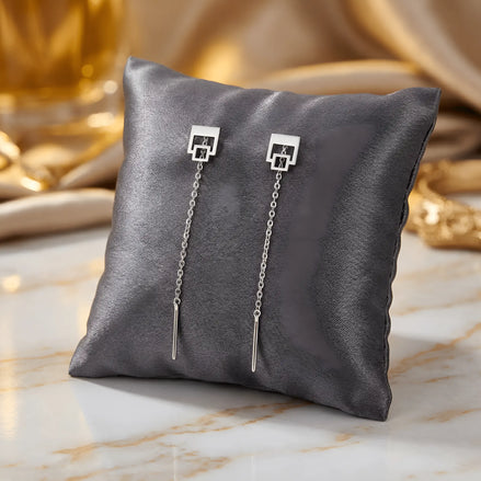 Cercei argint 925 rodiat threader cu dublu pătrat outline 9,3mm — pereche pe pernă satin gri-grafit cu drape satin auriu pe fundal, pătrat mare sus și pătrat mic atașat în jos cu interior gol, lanț 6cm cu tijă-bară, finisaj oglindă alb-platinat