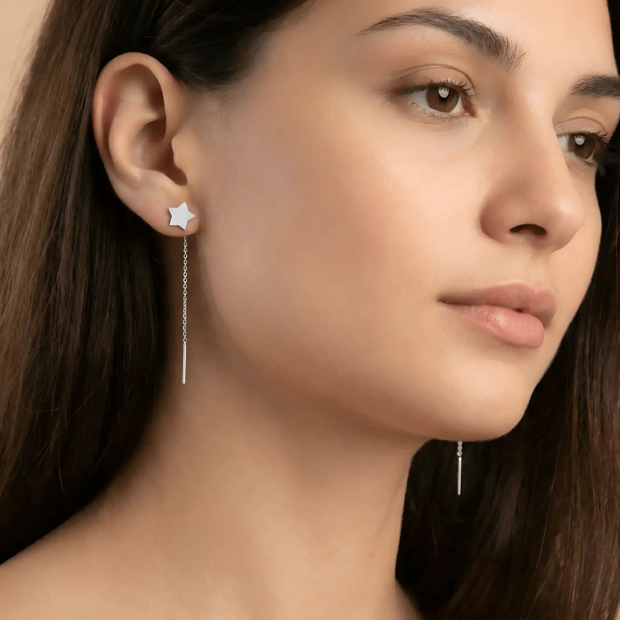 Cercei argint 925 rodiat threader stea mare 8,5mm — design lifestyle damă, statement piece la marginea lobului cu vârful orientat în sus, lanțul cu tija atârnă liber în spatele urechii