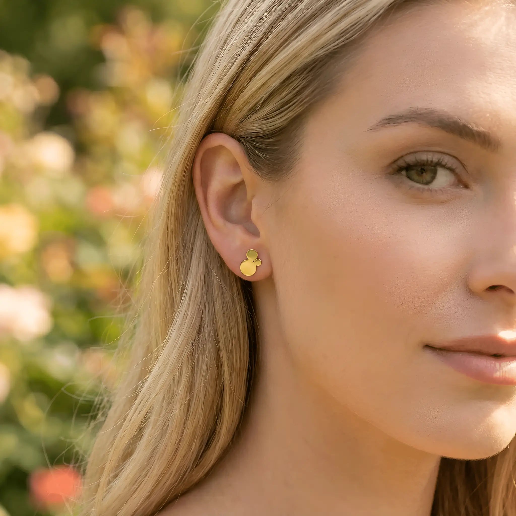 Cercei aur 14K stud trio cercuri pline suprapuse — design lifestyle damă, silueta verticală cu cercul mare jos și cercul mic sus, finisaj oglindă pe aur galben