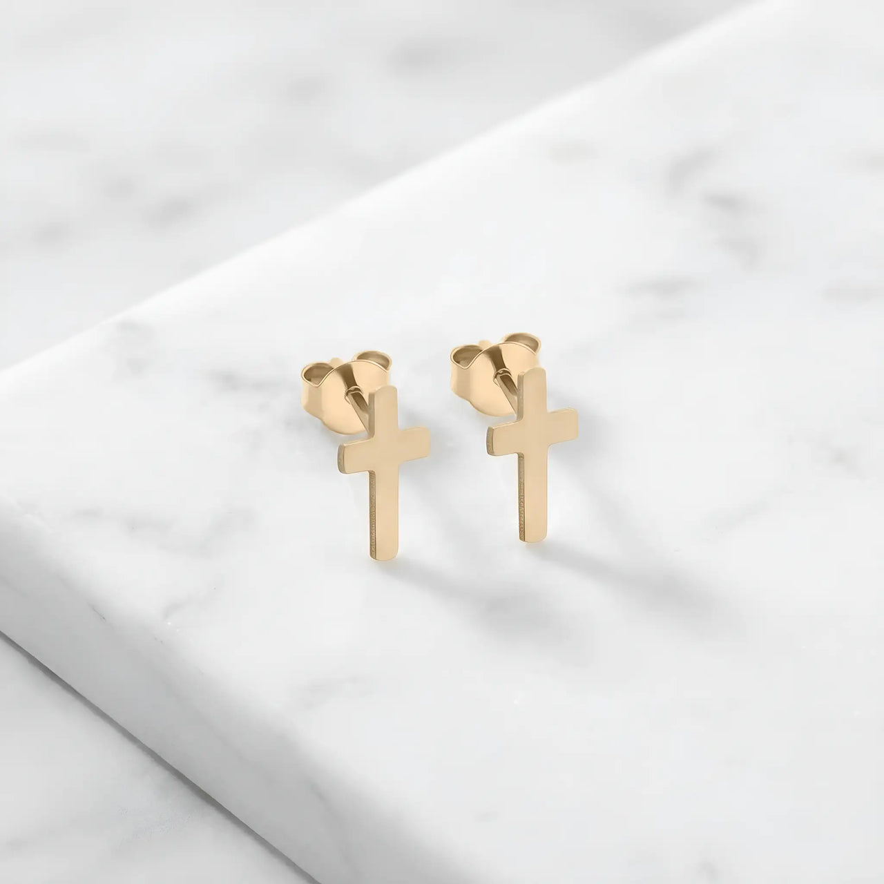 Cercei aur 14K stud cruce latină plină, brațul vertical mai lung, finisaj oglindă, prindere fluturaș push-back