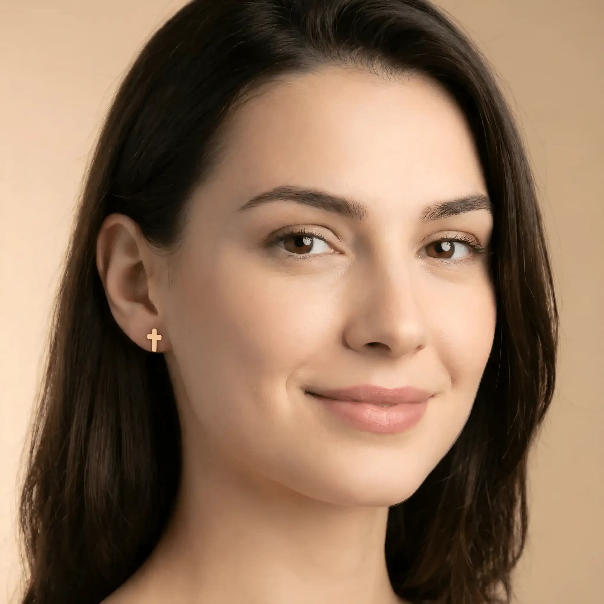 Cercei aur 14K stud cruce latină — close-up perechii cu fluturașii vizibili, cruce plină simplă fără ornament