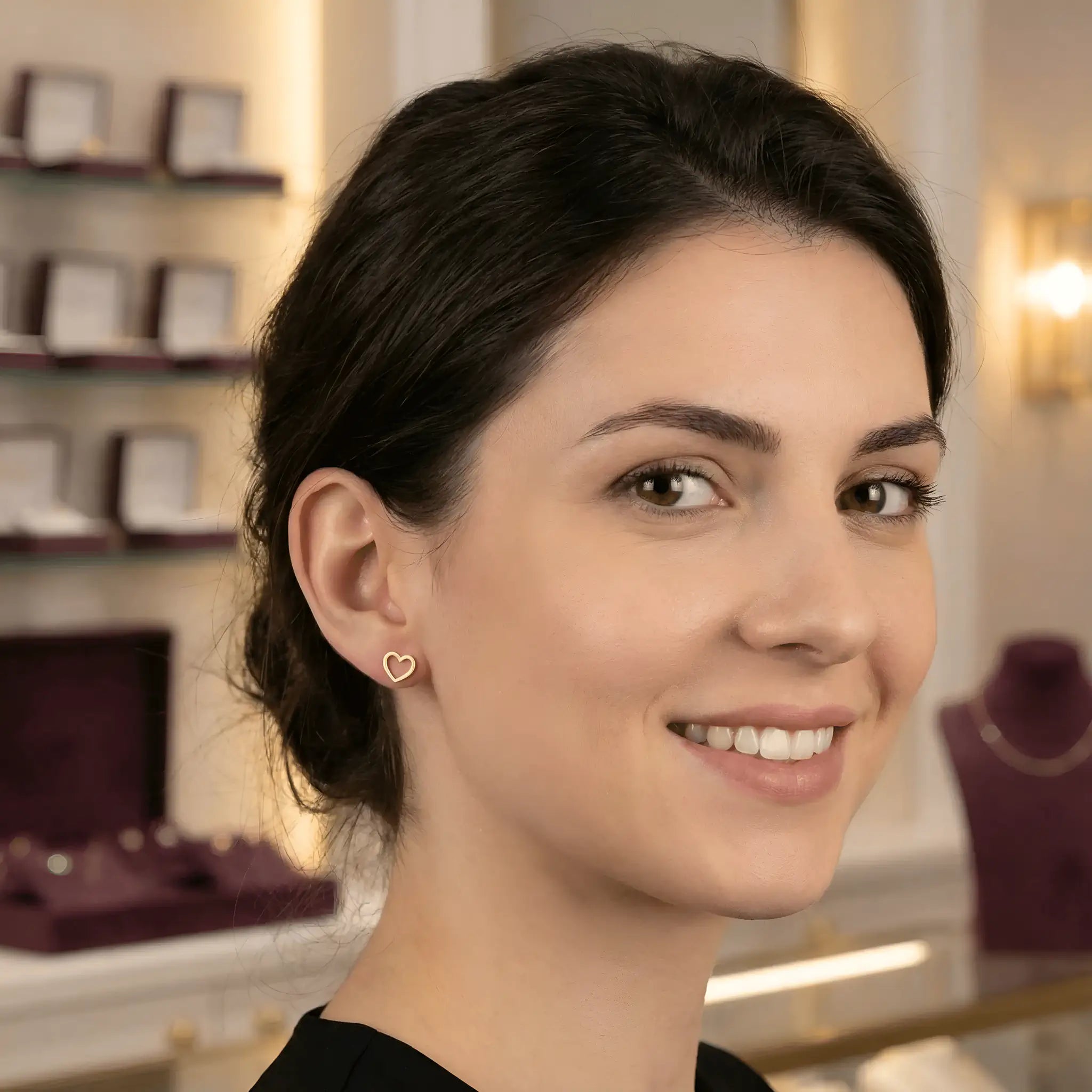 Cercei aur 14K stud inimă outline — close-up cu fluturașii vizibili, contur subțire decupat în mijloc