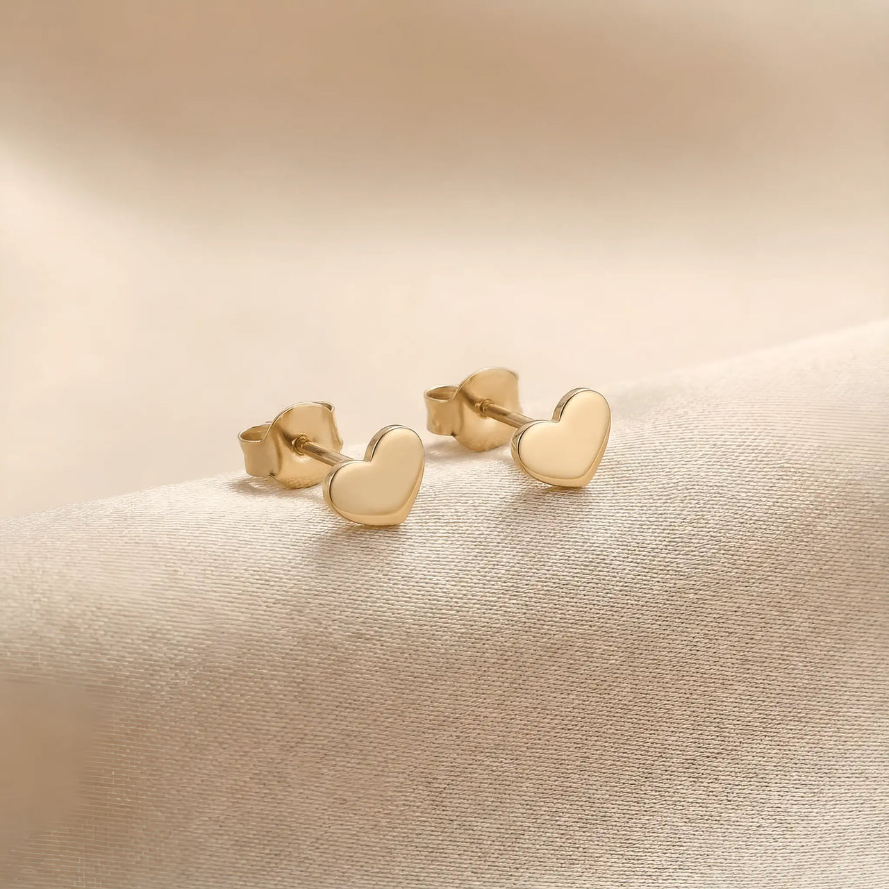 Cercei aur 14K stud inimă plină simetrică 9x8mm, finisaj oglindă, prindere fluturaș push-back
