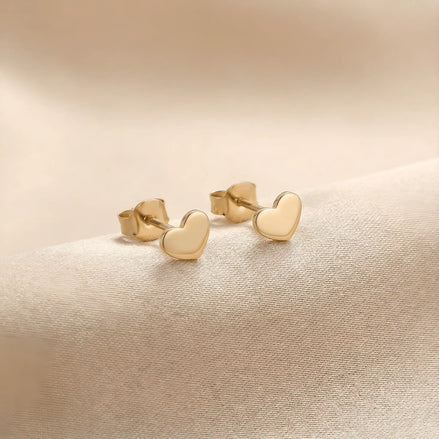 Cercei aur 14K stud cu inimă plină — pereche pe mătase crem, două inimi simetrice lustruite oglindă, prindere fluturaș push-back, dimensiune 9x8mm