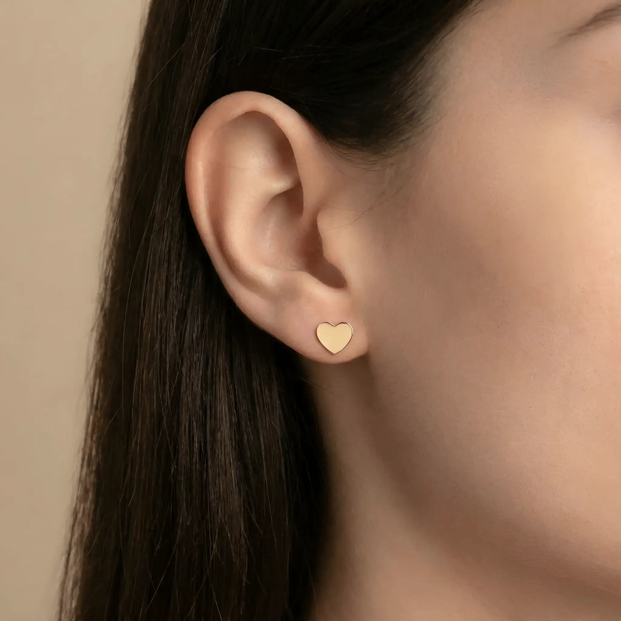 Cercei aur 14K stud inimă plină — close-up perechii cu fluturașii vizibili, finisaj oglindă pe față