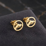 Cercei aur 14K stud cu munte în cerc outline 8,6mm — pereche pe pernă velvet gri-grafit cu placă marmură neagră cu vinete aurii pe fundal, disc cu cadru subțire și 3 vârfuri triunghiulare în interior, finisaj oglindă, prindere fluturaș clasic
