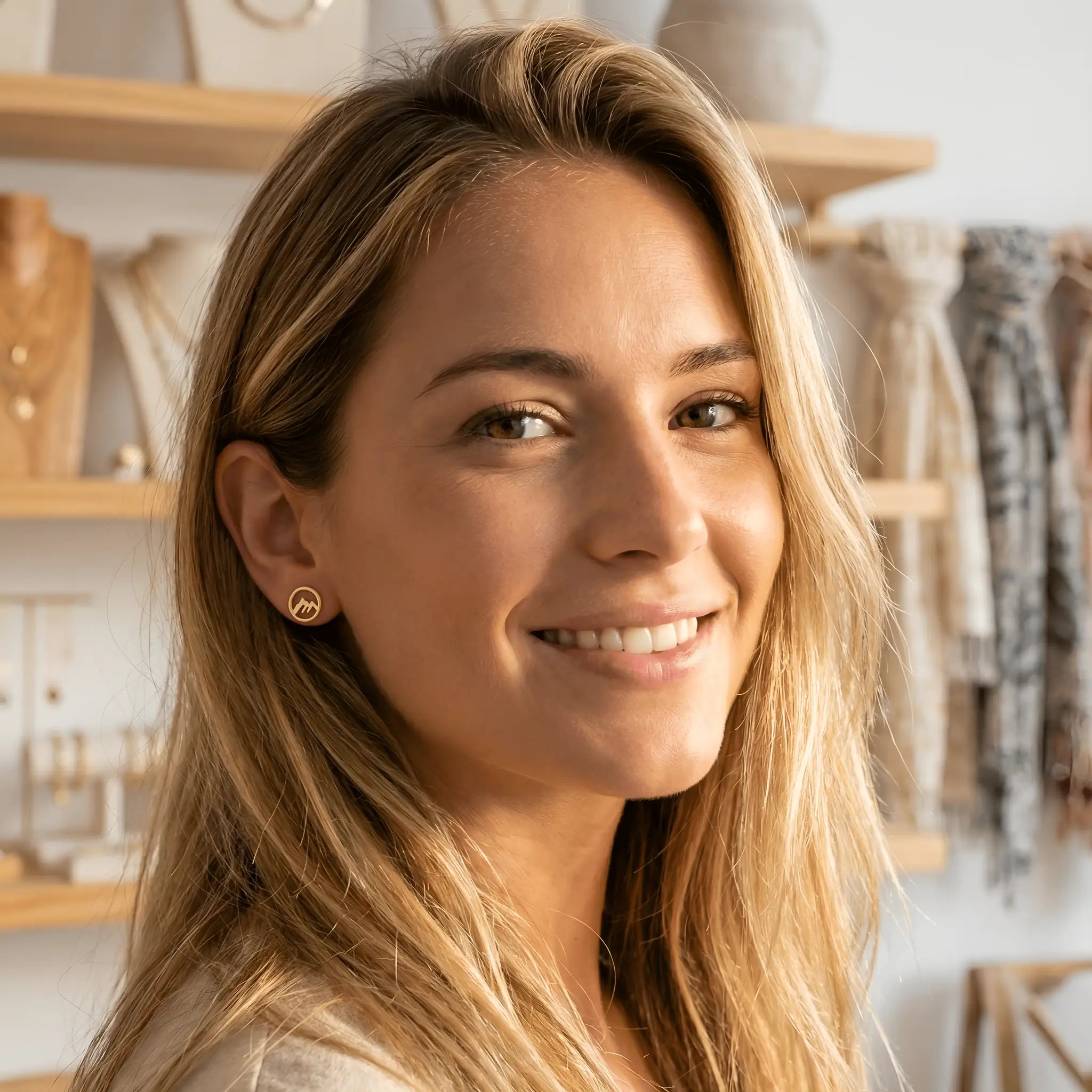Cercei aur 14K stud munte în cerc outline — design lifestyle damă, silueta muntelui orientată cu vârfurile în sus, jumătatea inferioară a discului decupată, finisaj oglindă pe aur galben
