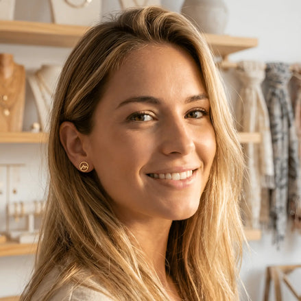 Cercei aur 14K stud munte în cerc outline — design lifestyle damă, silueta muntelui orientată cu vârfurile în sus, jumătatea inferioară a discului decupată, finisaj oglindă pe aur galben