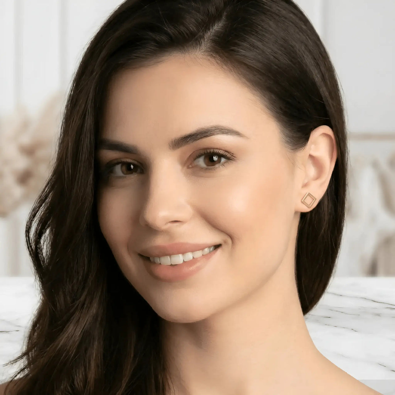 Damă purtând cercei aur 14K stud pătrat outline mic