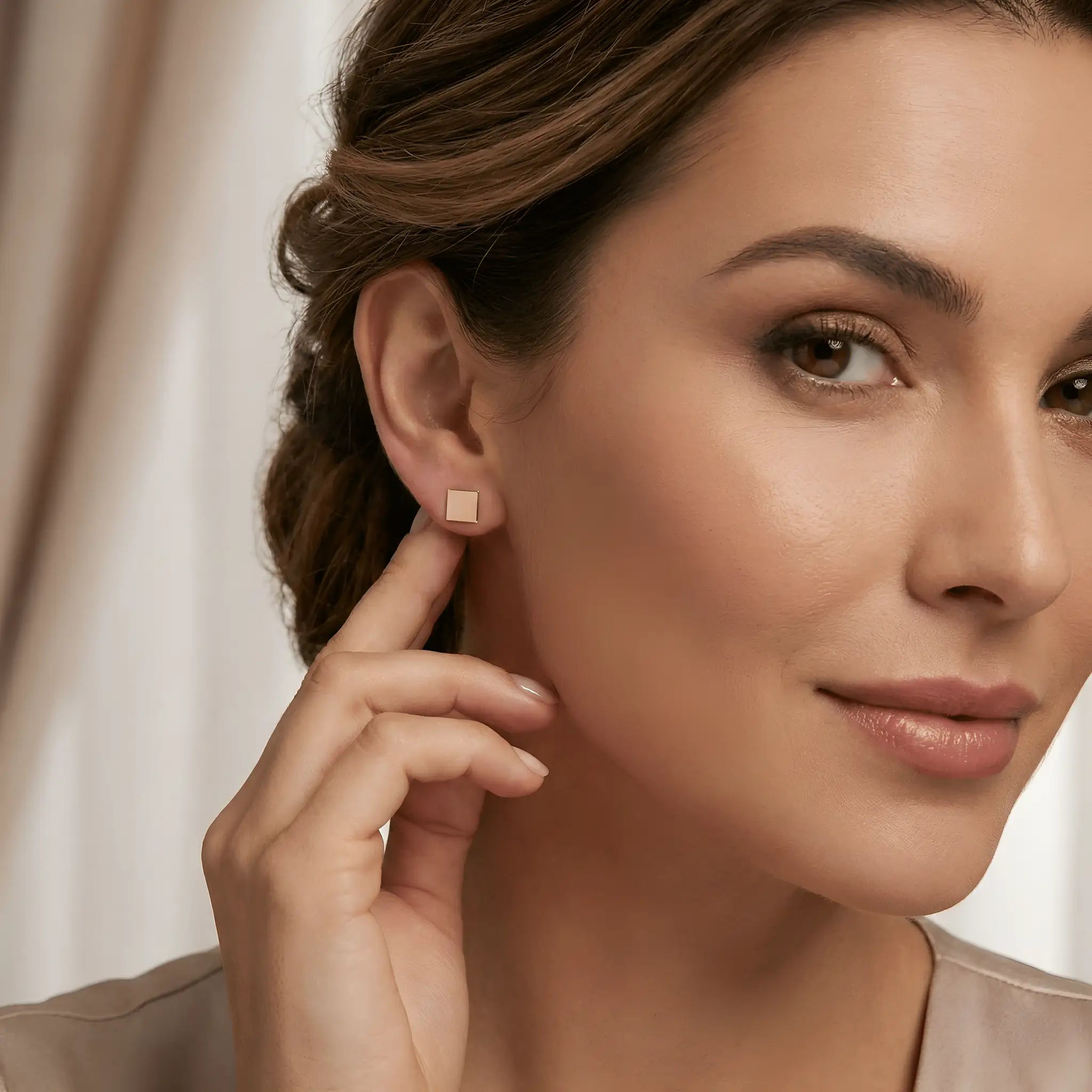 Cercei aur 14K stud pătrat — close-up perechii cu fluturașii push-back, suprafață netedă fără ornament