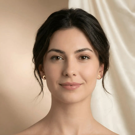 Cercei aur 14K stud semilună — close-up perechii cu vârfurile orientate în sus, prindere fluturaș push-back