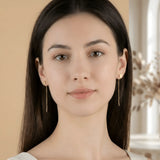 Cercei aur 14K threader fluture purtați pe ureche — model dama păr brunet, fluturi profil deasupra lobului și lănțișor delicat 7cm