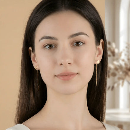 Cercei aur 14K threader fluture purtați pe ureche — model dama păr brunet, fluturi profil deasupra lobului și lănțișor delicat 7cm