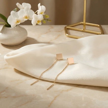 Cercei aur 14K threader pătrat plin geometric — pereche pe mătase crem cu orhidee, pătrate orientate romb și lănțișor delicat 7cm