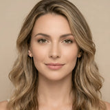 Cercei aur 14K threader semilună purtați pe ureche — model dama păr ondulat, semilună mică deasupra lobului și lănțișor lung pe spate