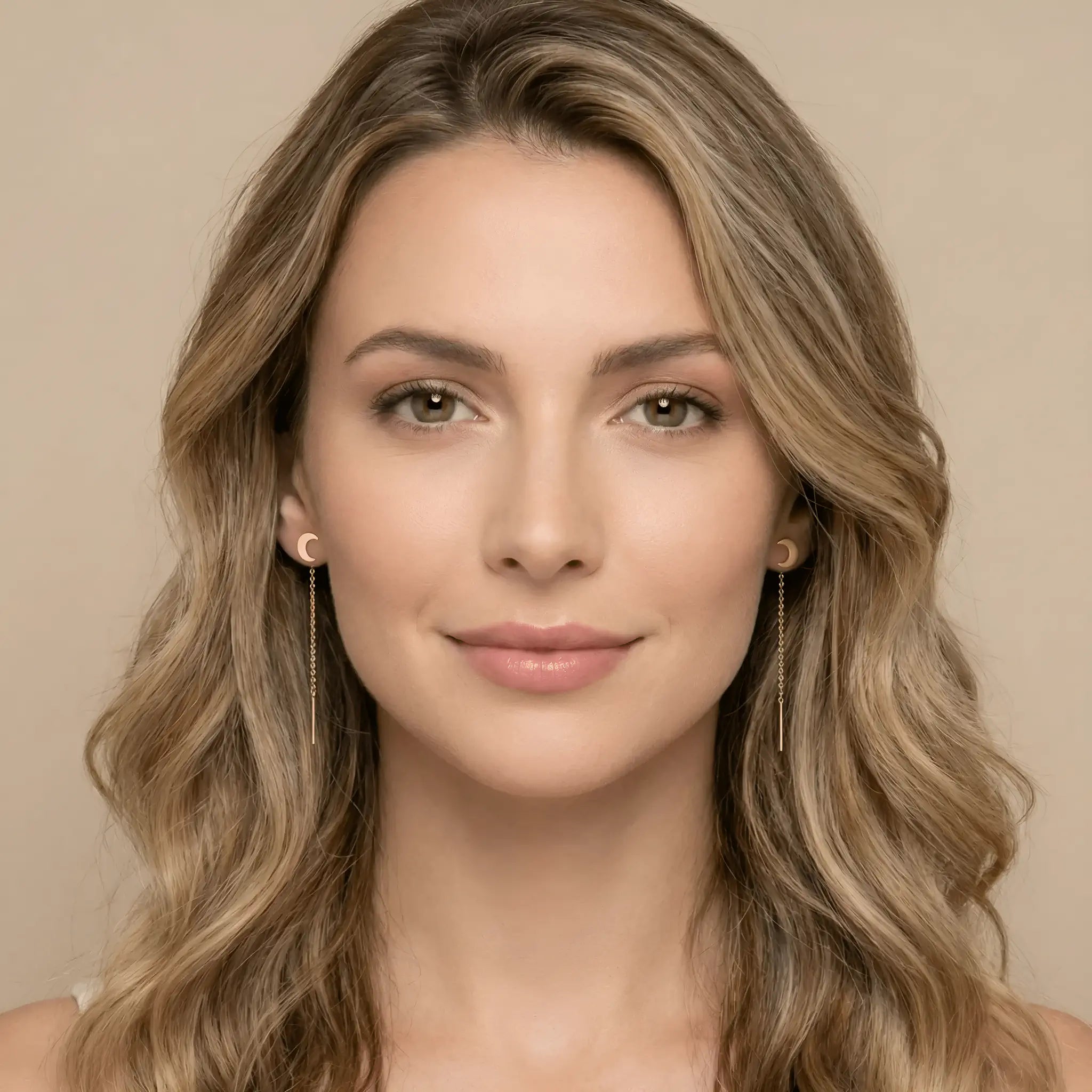 Cercei aur 14K threader semilună purtați pe ureche — model dama păr ondulat, semilună mică deasupra lobului și lănțișor lung pe spate