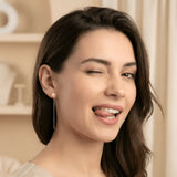 Cercei aur 14K threader stea mare purtați pe ureche — model dama păr brunet, stea singulară deasupra lobului și lănțișor lung pe spate