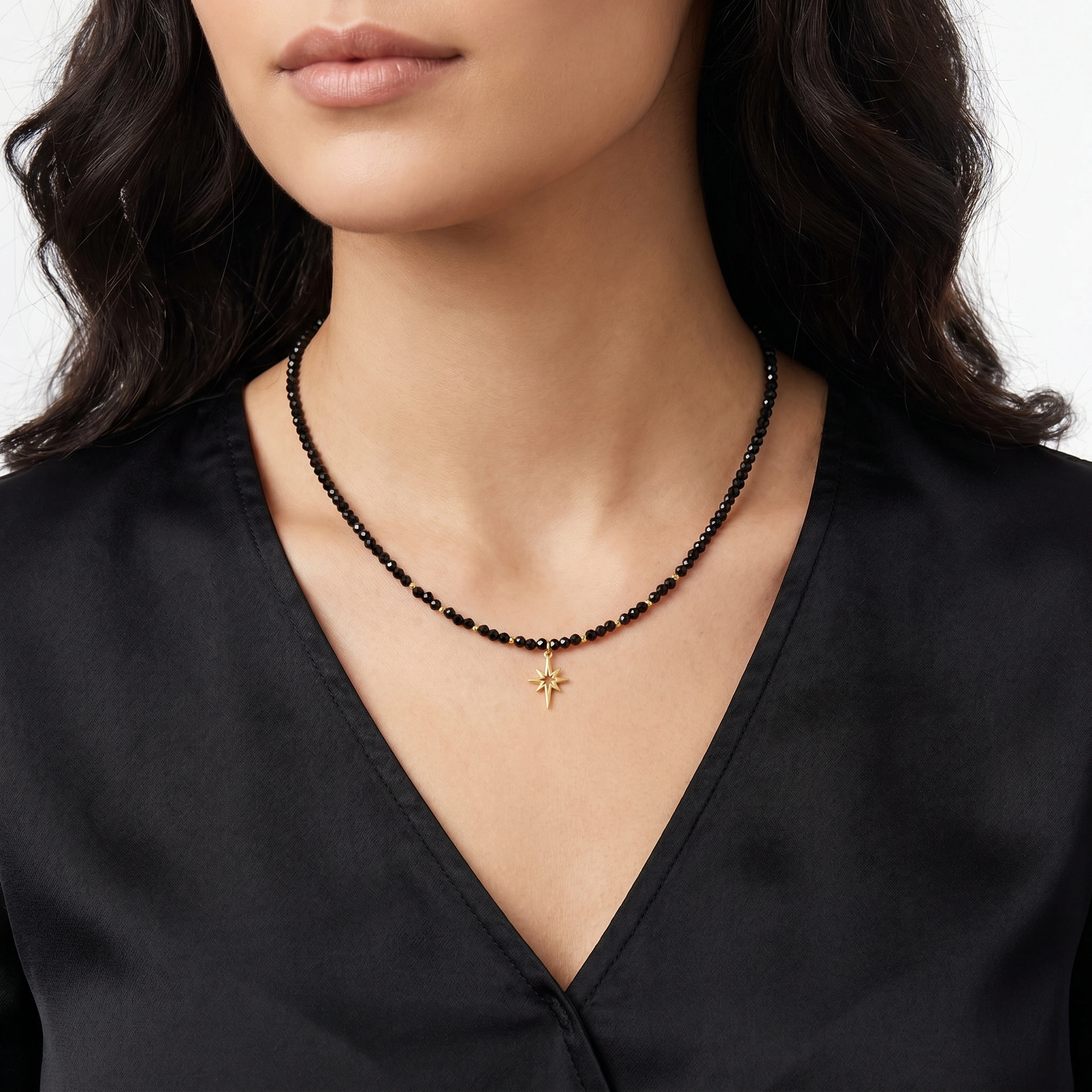 cristale-negre-purtat-la-gat.jpg	Colier elegant cu cristale negre și bile din aur 14K purtat la gât de o femeie.