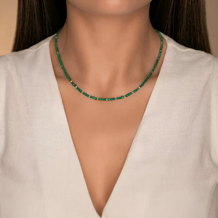 Colier aur 14K cu cristale verzi purtat — choker pe gât, sub claviculă, cu cămașă albă