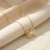 Colier aur 14K cu pandantiv floare de lotus stilizată cu petale outline radiale