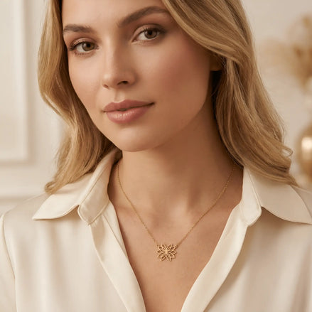Colier aur 14K lotus purtat de damă peste cămașă satin crem cu guler V