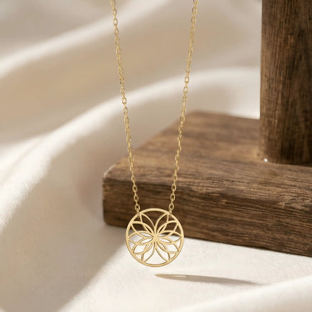 Colier aur galben 14K cu pandantiv disc rotund Floarea Vieții cu șase petale geometrice intersectate, lanț subțire anchor pe drapaj satinat alb cu suport lemn