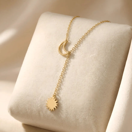 Colier lariat aur 14K cu lună outline prin care trece lanțul și soare suspendat jos